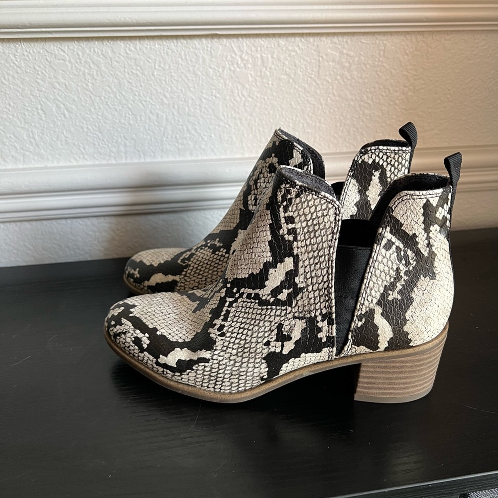 NWT Dr. Scroll’s Snake Slip On Booties - Picture 4 of 5